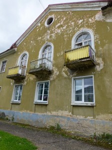 Soviet era building in Sillamäe badly in need of repair.